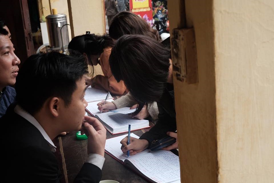 Một sư thầy cho biết, vài năm trở lại đây nhà chùa đã khuyến khích người dân không đốt vàng mã, để tiền làm từ thiện và công đức