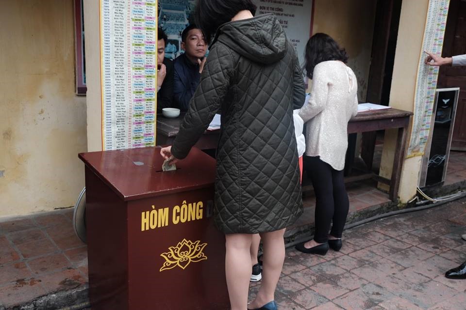 Tiền lễ cũng được khuyến khích cho vào hòm công đức thay vì để trên ban thờ tượng phật