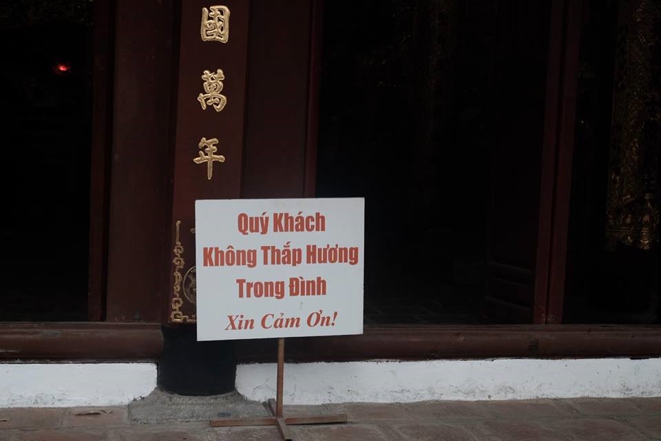 Đình cũng đặt biển đề nghị không dâng hương trong đình