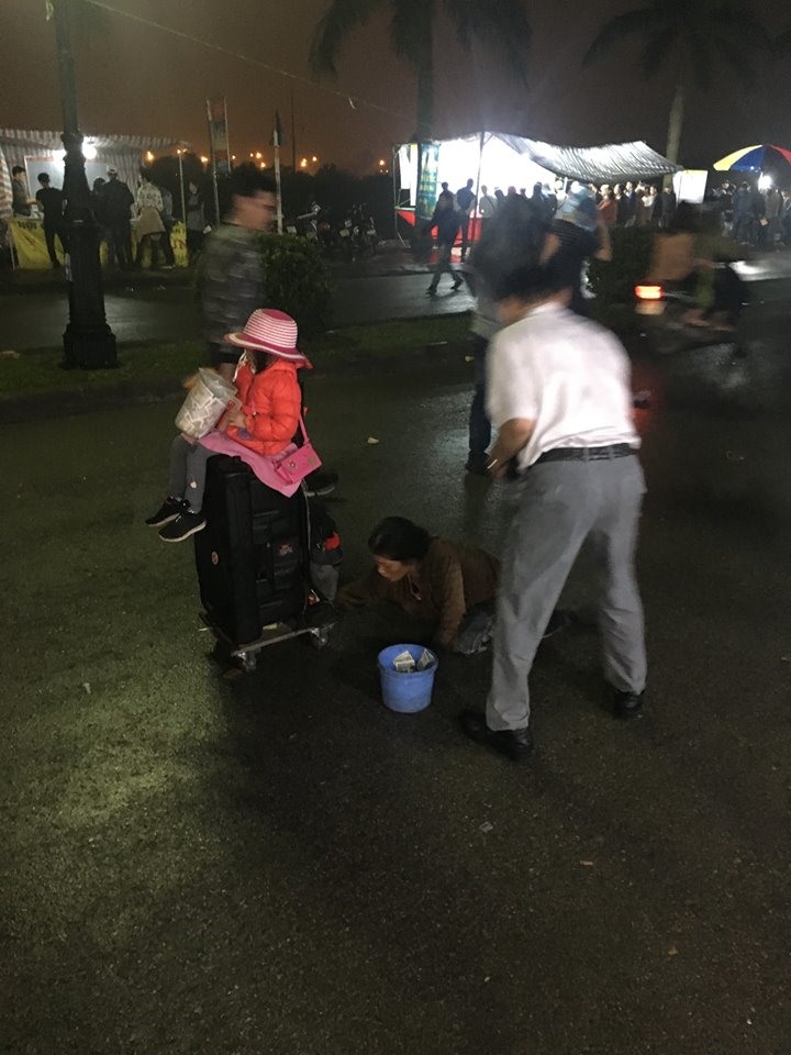 Hoạt động này không chỉ ngây mất mỹ quan, cản trở giao thông mà còn ảnh hưởng tới tâm lí du khách hành hương.
