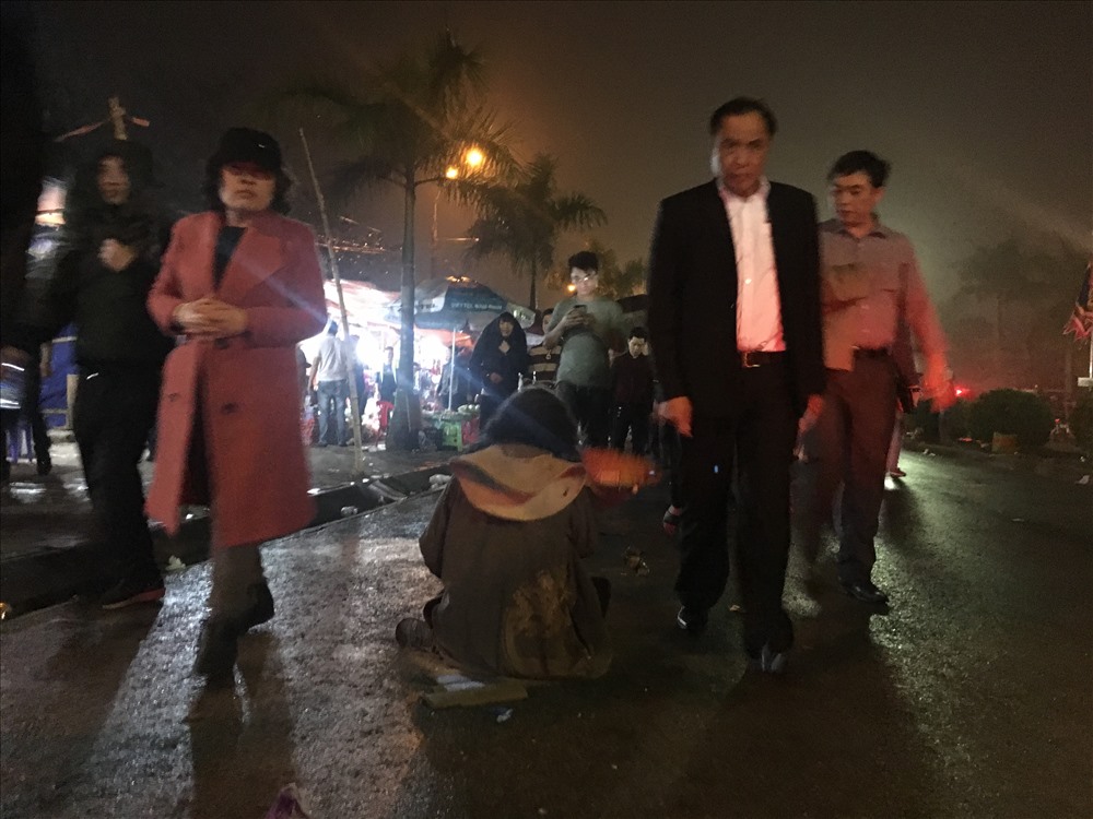Khi phóng viên báo Lao Động tiếp cận một người phụ nữ bế con ngồi lay lắt bên đường. Phát hiện phóng viên sử dụng máy ghi hình, người phụ nữ lập tức thả đứa trẻ xuống cầm chiếc chai ném trực diện về phía phóng viên thay vì hình ảnh kham khổ trước đó chị ta chửi mắng và đuổi đánh phóng viên, nhiều du khách tròn mắt ngạc nhiên.