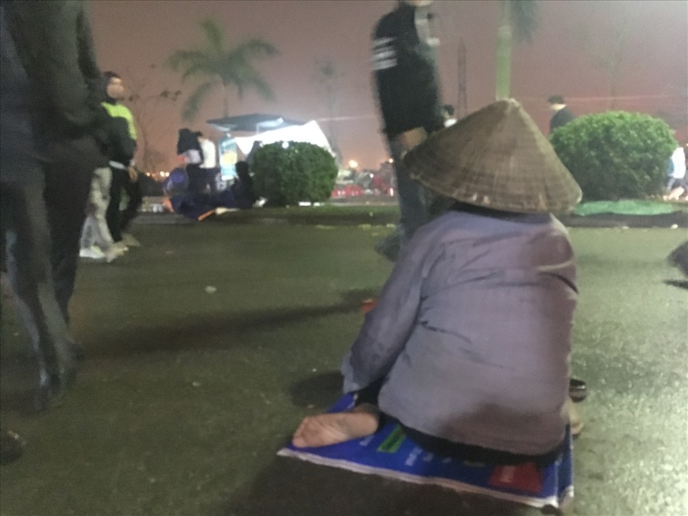 Tuy nhiên từ nhiều năm nay hiện tượng ăn xin trong đêm khai ấn Đền Trần nói riêng và mùa lễ hội nói chung lại là một tình trạng tiêu cực diễn ra tại Nam Định