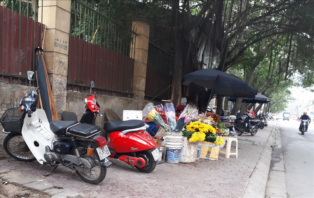 Tiểu thương kinh doanh hoa quả chiếm toàn bộ vỉa hè để bày bán hàng hóa.