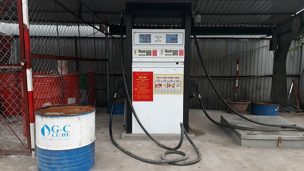 Cận cảnh cây xăng lậu dựng trong bãi đậu của nhà xe Kumho Việt Thanh.