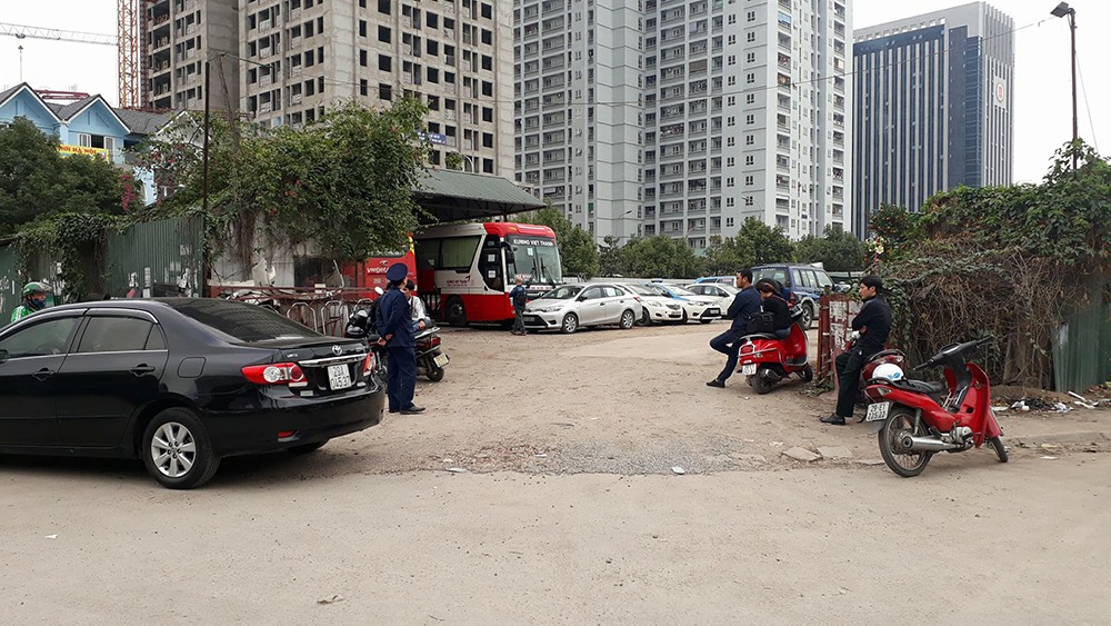 Cây xăng (dầu) lậu này nằm ngay sau trường tiểu học Nam Trung Yên,
