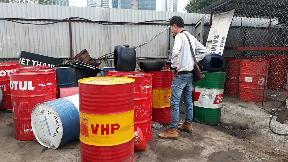 Rất nhiều các thùng phi dầu đặt ngổn ngang trong bãi xe.