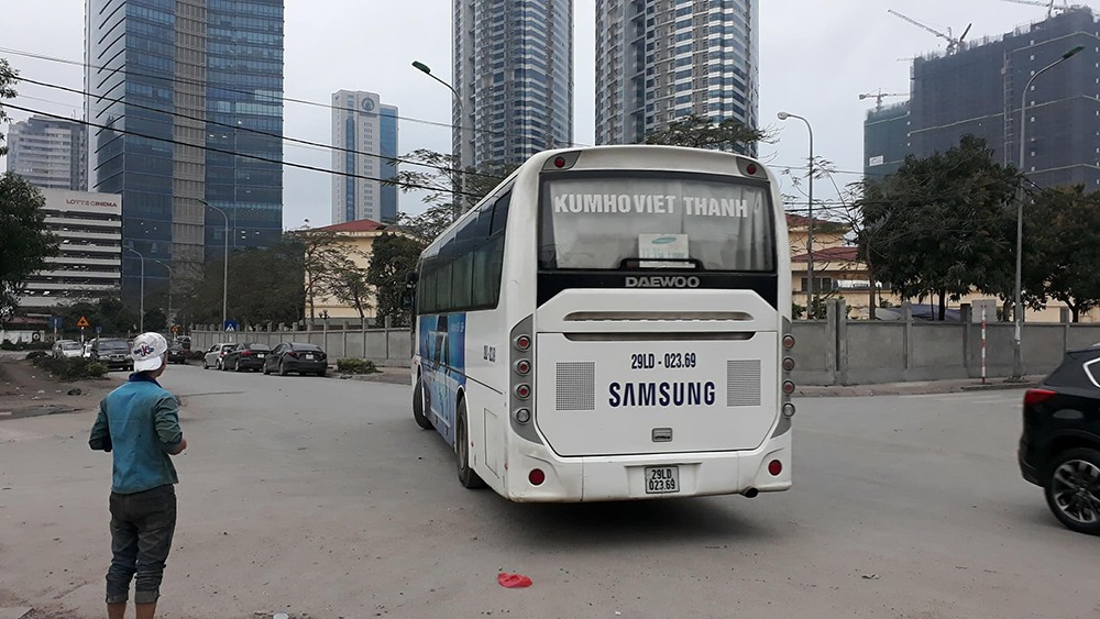 Những xe khách “lúng túng” khi không được vào bến và thấy có sự xuất hiện của cơ quan chức năng