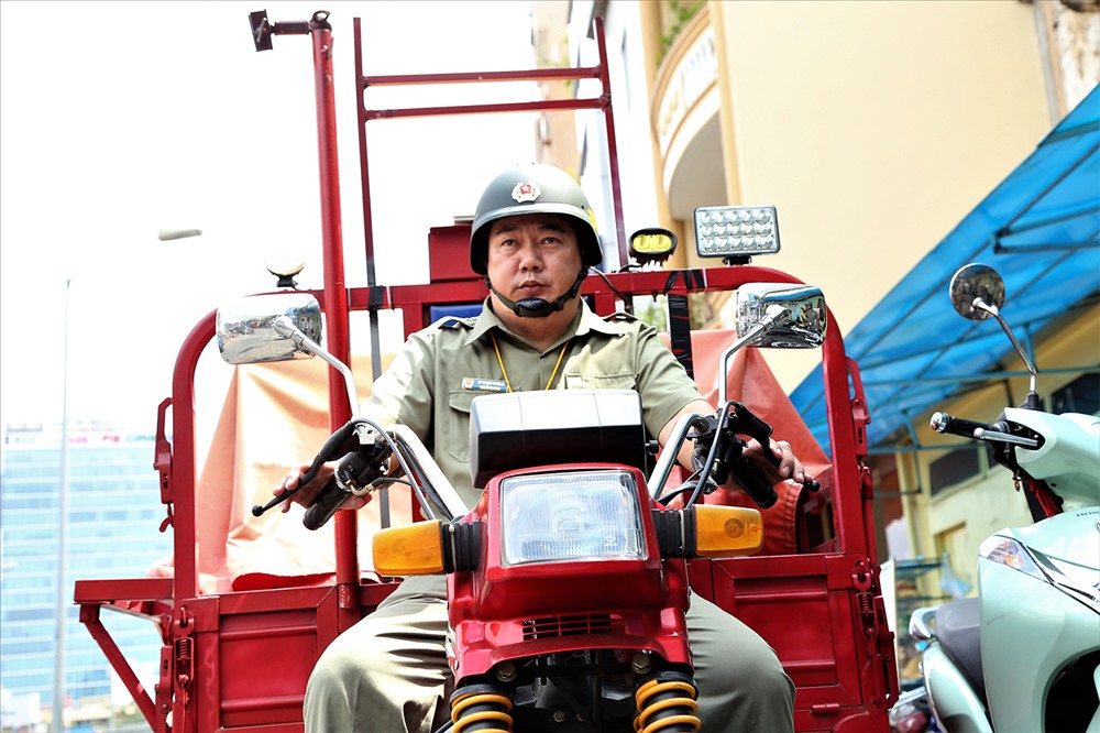 Anh Lý Nhơn Thành trên chiếc xe chữa cháy cải tiến.
