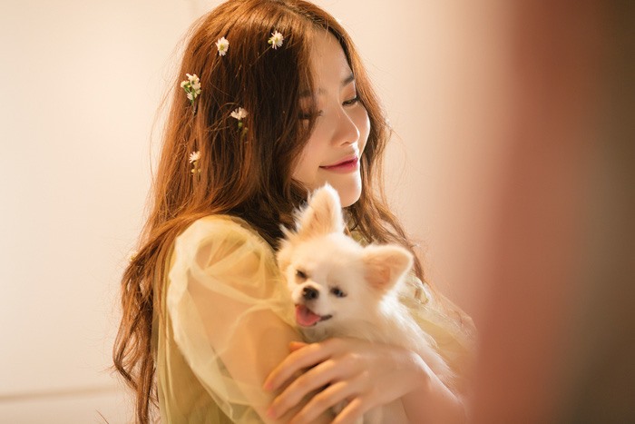 Ngày 14.3, Nam Em bất ngờ ra mắt MV “Cùng anh đi xa” với tuyên bố gây sốc “mỗi tháng ra mắt một MV“. Đây cũng là MV đầu tiên, chính thức đánh dấu sự lấn sân của hoa khôi sang lĩnh vực ca hát.