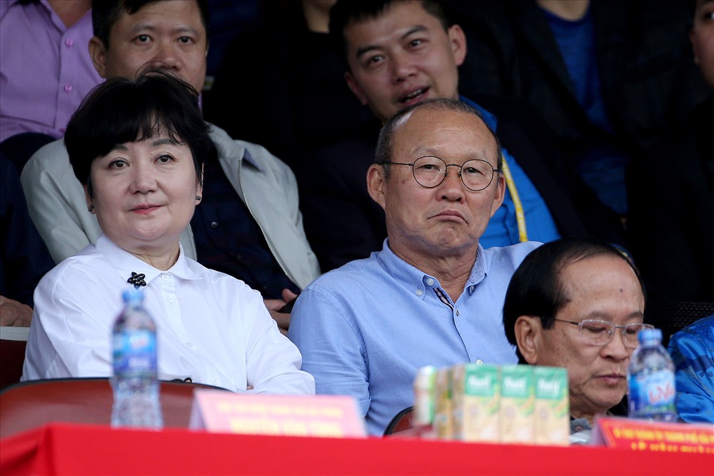 HLV Park Hang-seo dự khán trận Hải Phòng - HAGL ở vòng 2 V.League 2018. Ảnh: MH