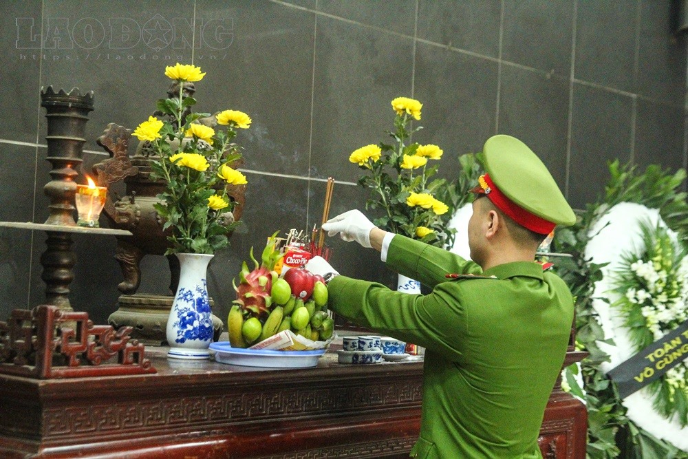Và thắp nén hương thơm cho Chử Văn Khánh.