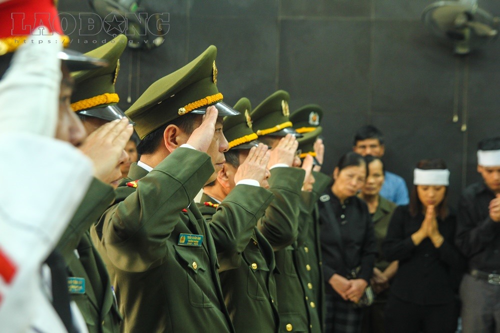 Nhiều đồng đội đã tới thắp nén hương dâng lên linh hồn thượng sĩ Chử Văn Khánh, đồng thời chia buồn sâu sắc tới gia đình trước sự mất mát lớn lao.