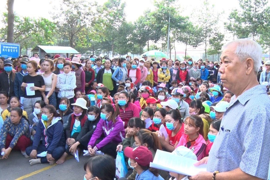 Do chủ Cty Texwell Vina bỏ trốn nên ông Đoàn Văn Đây - Phó Chủ tịch LĐLĐ tỉnh Đồng Nai (phải ảnh) đã hướng dẫn công nhân thực hiện các thủ tục để chốt sổ BHXH để đảm bảo quyền lợi. Ảnh: H.A.C