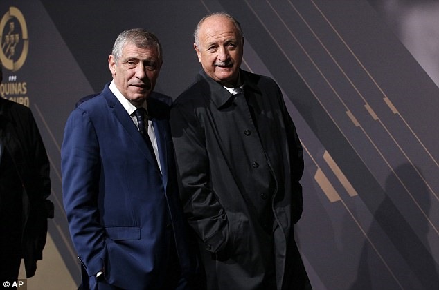 Big Phil (phải) trong buổi lễ cùng HLV Fernando Santos của ĐT Bồ Đào Nha. Ảnh: AP.
