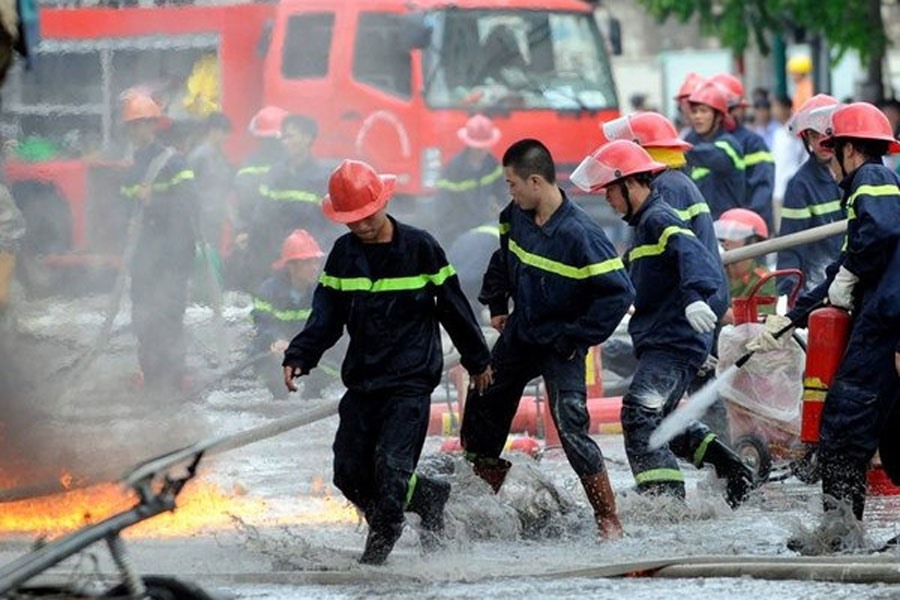 Các chiến sĩ cảnh sát Phòng cháy chữa cháy Hà Nội trong một lần chiến đấu với giặc lửa. Ảnh: HL