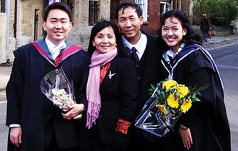 Gia đình ông Lê Văn Trí - nguyên Phó tổng giám đốc Casumina, con gái Lê Diệp Kiều Trang (ngoài cùng bên phải) và con trai Lê Trí Thông (ngoài cùng bên trái).