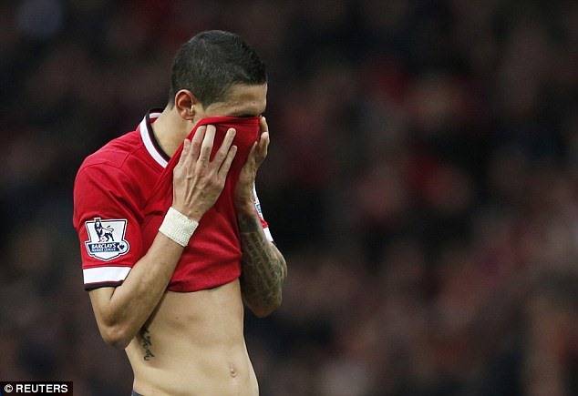 Di Maria và hình ảnh quen thuộc tại Old Trafford. Ảnh: Reuters.