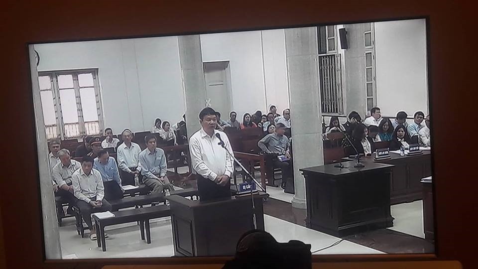Ông Thăng trả lời tại tòa. Ảnh chụp qua màn hình tivi.