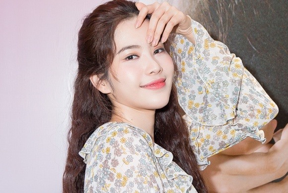 Nam Em trở thành cái tên làm dậy sóng showbiz khi công khai chuyện tình với Trường Giang