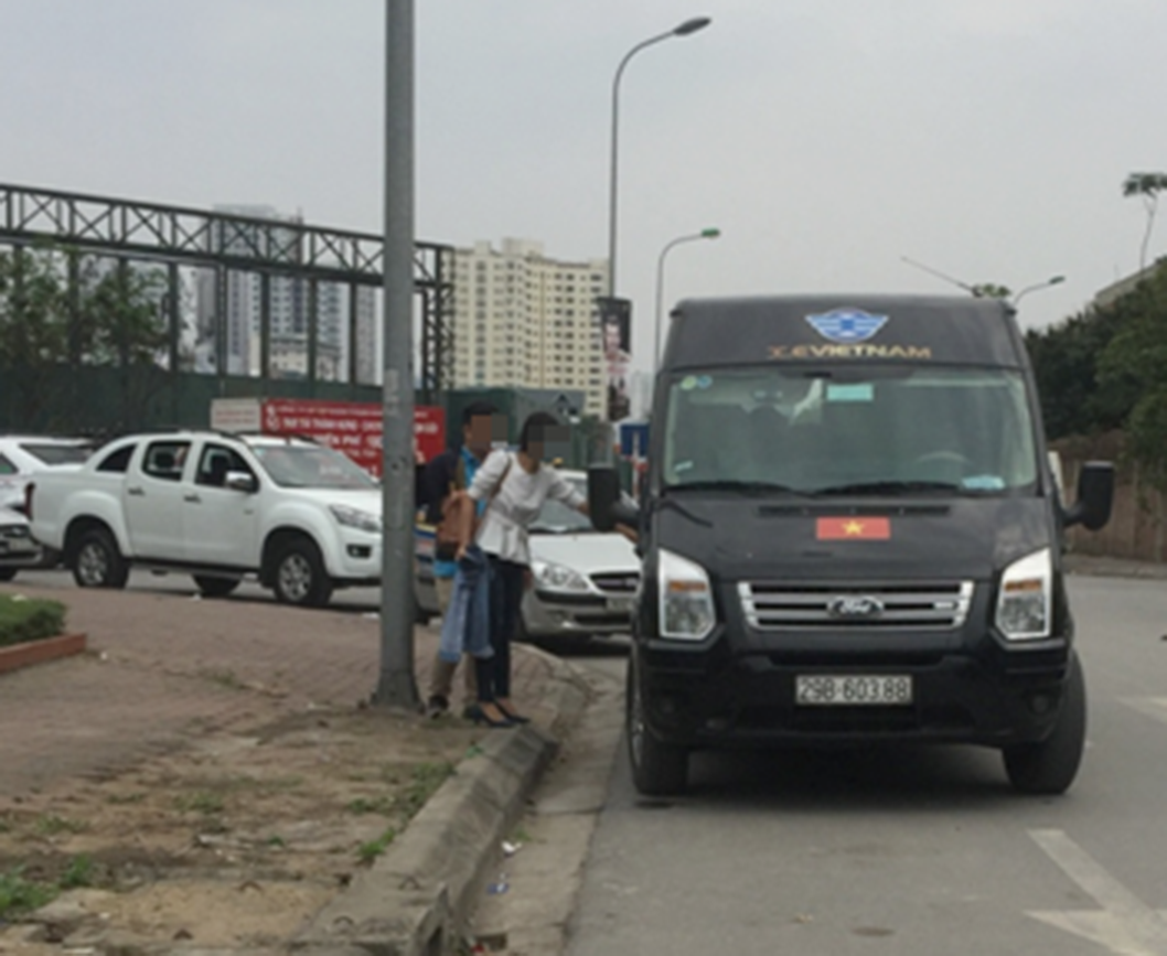 Xe dù ngang nhiên đón khách tại Cầu Giấy, Hà Nội. Ảnh: PV