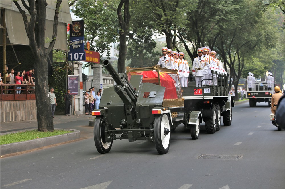Linh xa chở linh cữu cố thủ tướng Phan Văn Khải trên đường Pastuer trước hàng trăm người dân đứng hai ben đường đưa tiễn. Ảnh: Trường Sơn