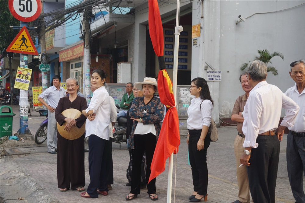 Nhiều người lớn tuổi cũng ra đường từ sáng sớm để đón linh cữu cố Thủ tướng