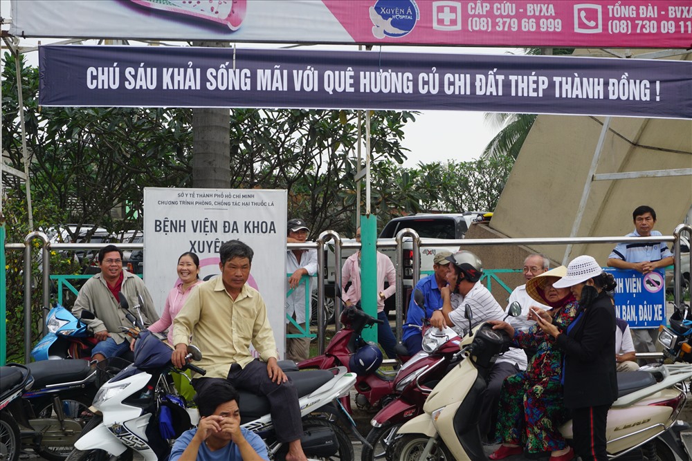 Dọc các con đường nơi linh cữu cố Thủ tướng đi qua treo rất nhiều băng rôn tưởng nhớ