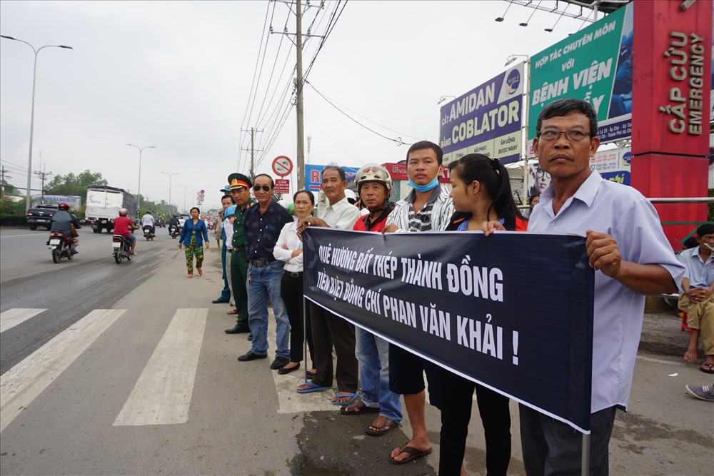 Người dân cầm băng rôn đón linh cứu cố Thủ tướng