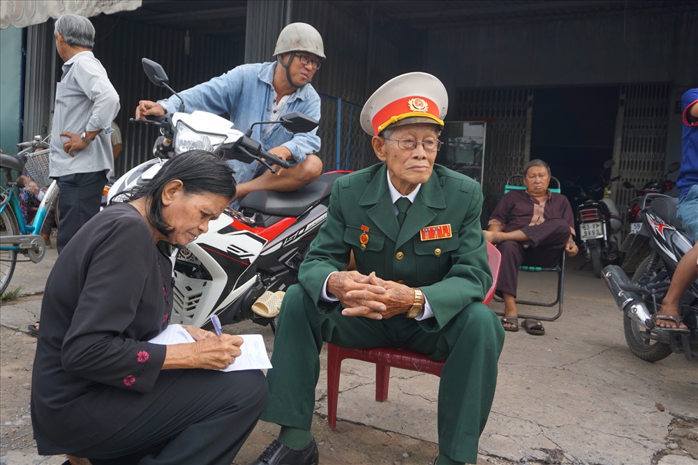 Ông Phan Thành (86 tuổi, xã Tân Phú Trung, huyện Củ Chi) ra quốc lộ 22 từ sáng sớm đón linh cữu cố Thủ tướng