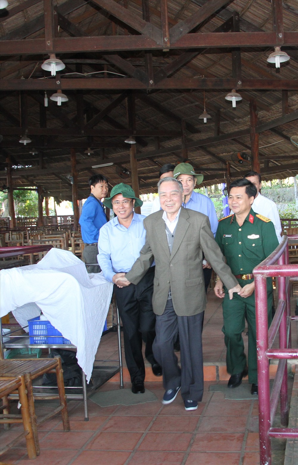 Nguyên Thủ tướng Phan Văn Khải tại di tích địa đạo Củ Chi. Ảnh: X.L