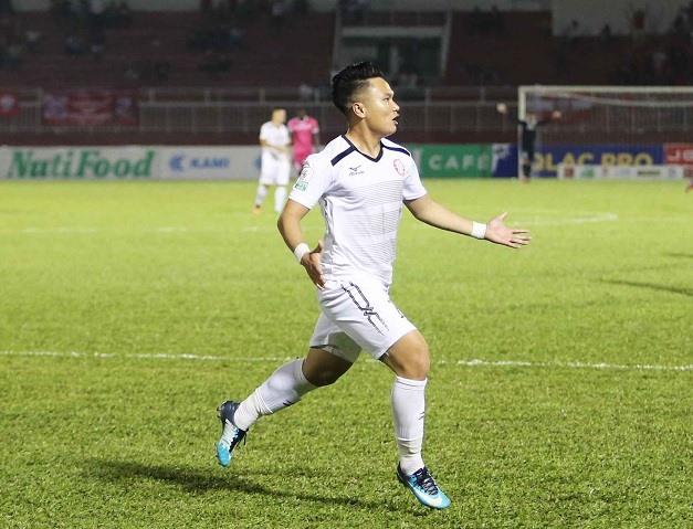 Phi Sơn cũng đã có cho riêng mình bàn thắng tỏng màu áo đội bong của chủ tịch Lê Công Vinh. Ành: Giang Lê