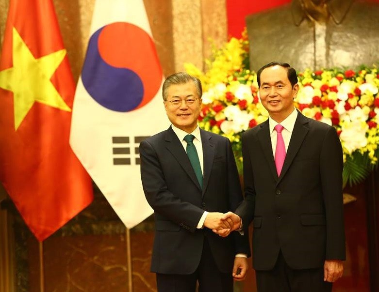 Chuyến thăm cấp Nhà nước tới Việt Nam của Tổng thống Moon Jae-in và Phu nhân theo lời mời của Chủ tịch Nước Trần Đại Quang sẽ diễn ra từ 22 đến 24.3. Đây là chuyến công du nước ngoài đầu tiên của ông Moon Jae-in trong năm 2018. Ông cũng là nguyên thủ nước ngoài đầu tiên thăm “xông đất” Việt Nam trong năm nay. Chuyến thăm diễn ra trong bối cảnh quan hệ Đối tác hợp tác chiến lược Việt Nam – Hàn Quốc ngày càng phát triển tích cực với các hoạt động giao lưu, tiếp xúc cấp cao được duy trì thường xuyên. Hàn Quốc là một trong những đối tác kinh tế quan trọng hàng đầu của Việt Nam, đối tác hàng đầu về đầu tư, thứ hai về hợp tác phát triển, thương mại, du lịch. Ảnh: Sơn Tùng.