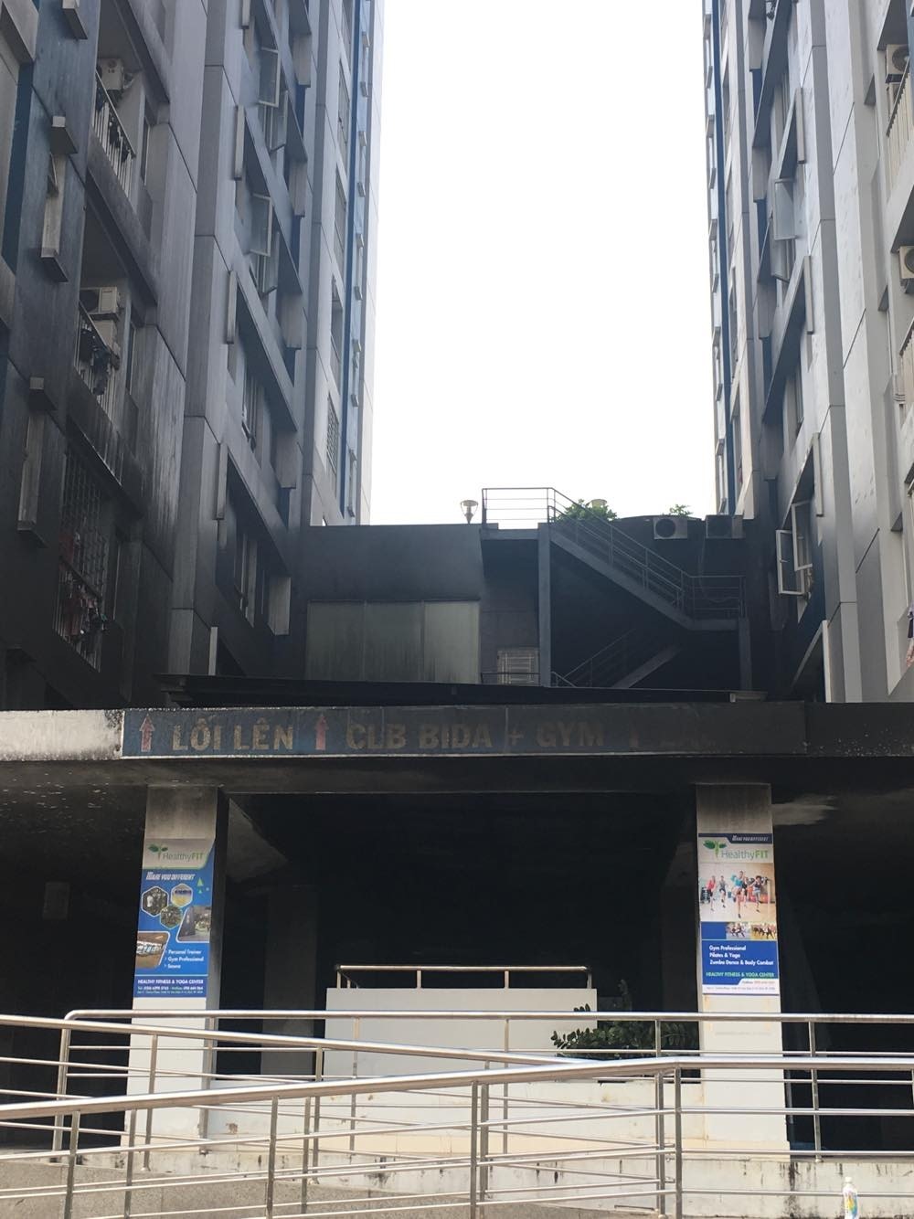 Khói bám đen chung cư sau vụ cháy