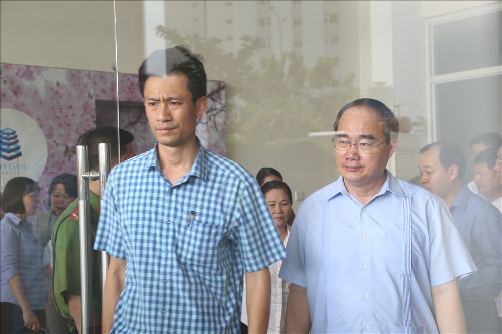 Sau khi rời khu vực ghi hình ảnh camera của chung cư, ông Nguyễn Thiện Nhân tiếp tục đi thăm các nạn nhân đang điều trị tại các cơ sở y tế. Ảnh: Trường Sơn