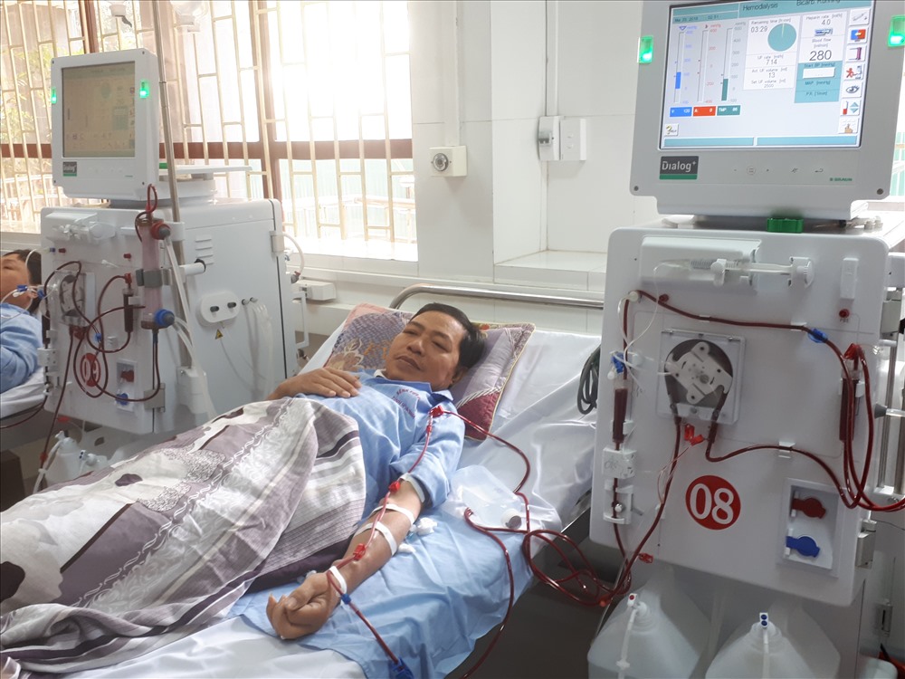Những bệnh nhân đầu tiên được lọc máu trở lại tại BV đa khoa tỉnh Hòa Bình. Ảnh TV