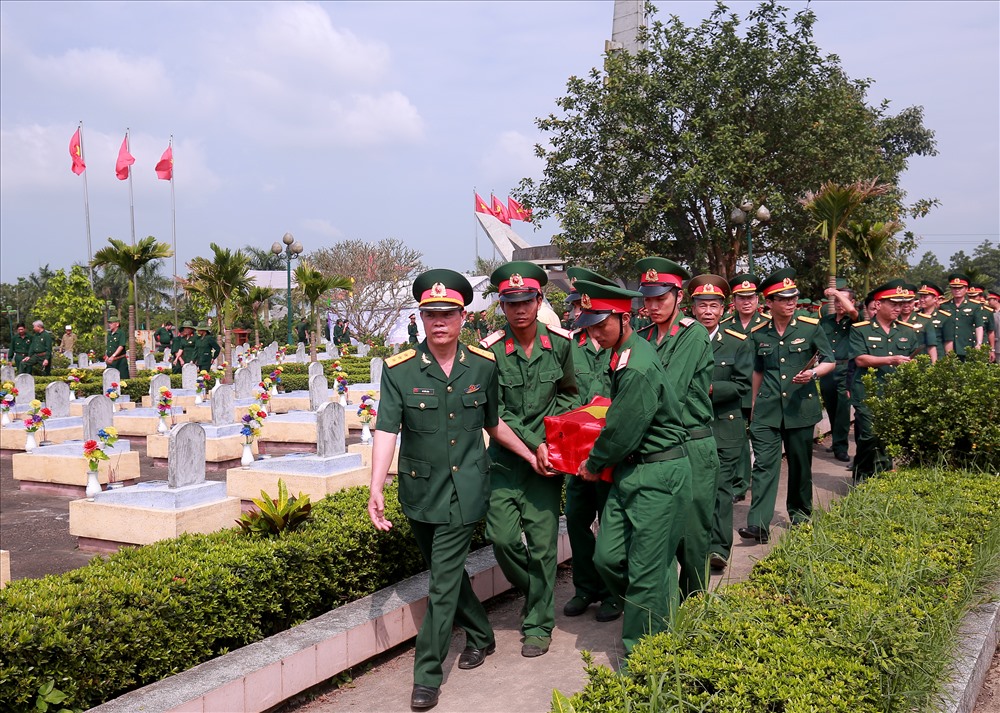 Lễ an táng được diễn ra trang trọng. Ảnh: Duy Hùng.