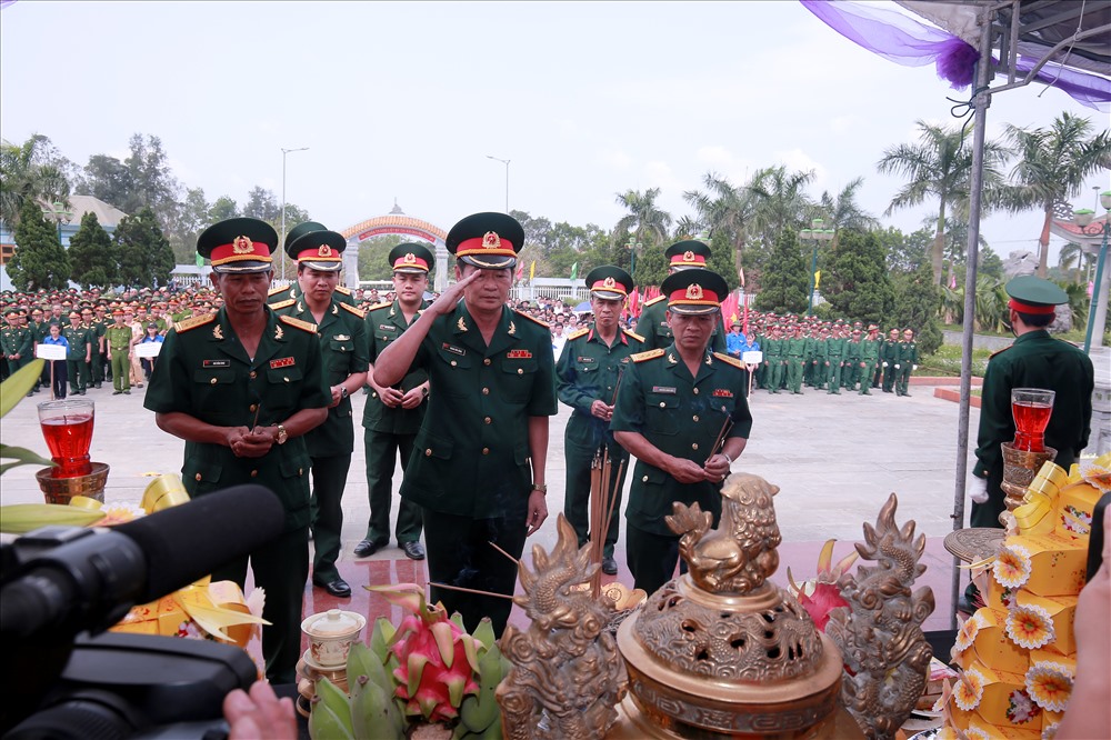Rất đông cán bộ, chiến sĩ đến dự, dâng hương tại lễ truy điệu, an táng. Ảnh: Duy Hùng.