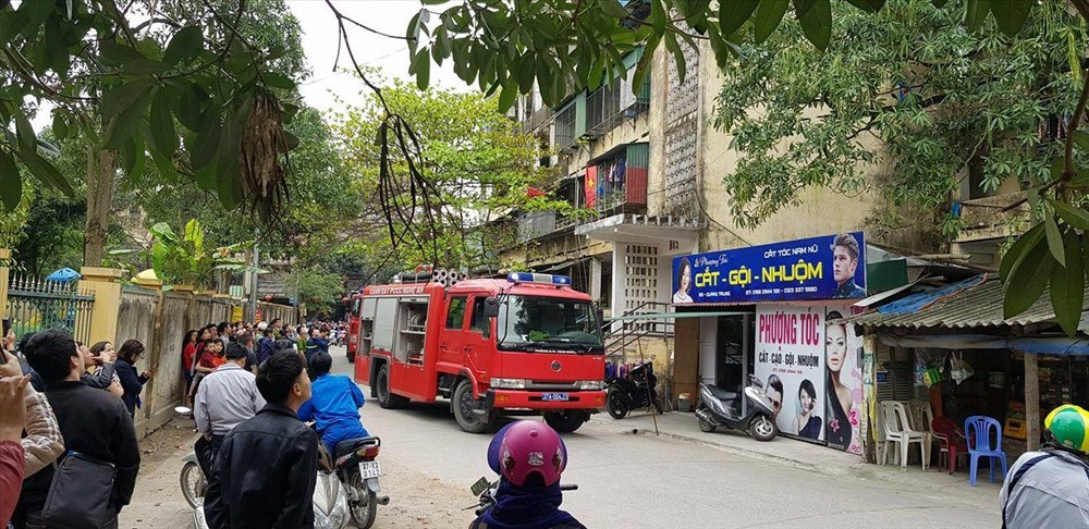 Nhận được thông tin, lực lượng PCCC đã có mặt kịp thời để khống chế ngọn lửa. Ảnh: HQ
