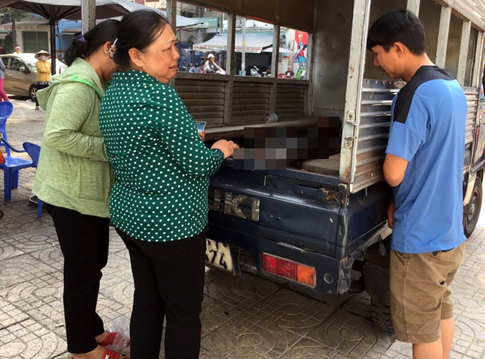 Người nhà chị Bùi Trần Cẩm Hà than khóc trước sự ra đi thương tâm của chị và con nhỏ.