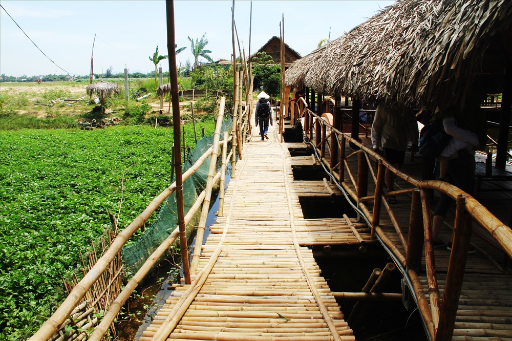 Ngay những điểm dừng chân nghỉ ngơi, những nhà hàng cũng được thiết kế vô cùng dân dã