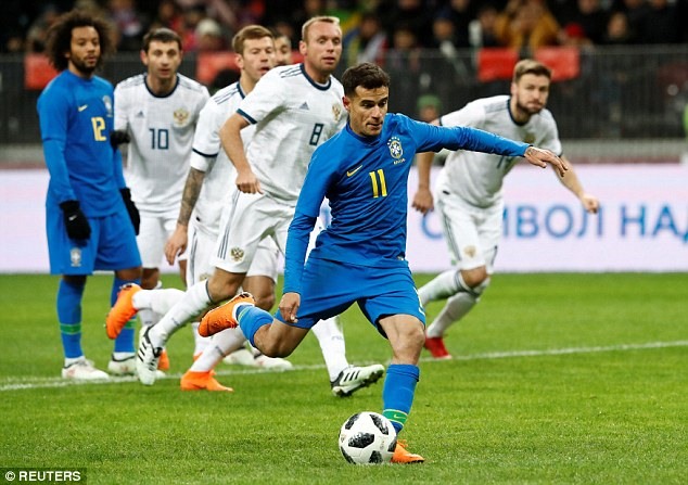 Coutinho (số 11) bình tĩnh thực hiện thành công quả phạt đền. Ảnh: Reuters.