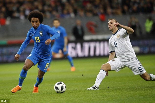 Willian (trái) thi đấu khá năng nổ trong hiệp 1. Ảnh: AP.