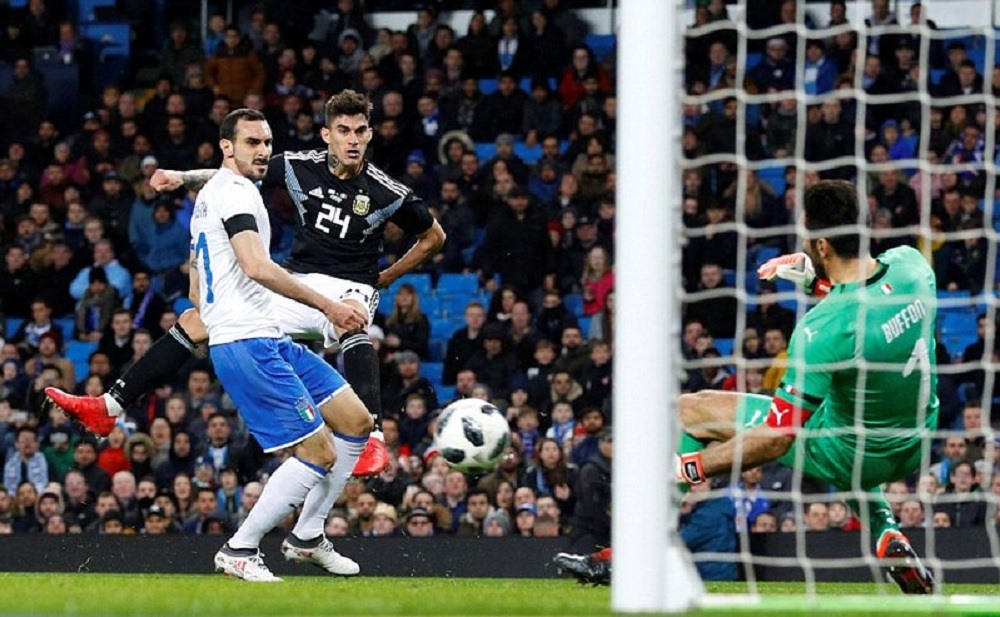 Buffon vất vả bảo vệ khung thành.