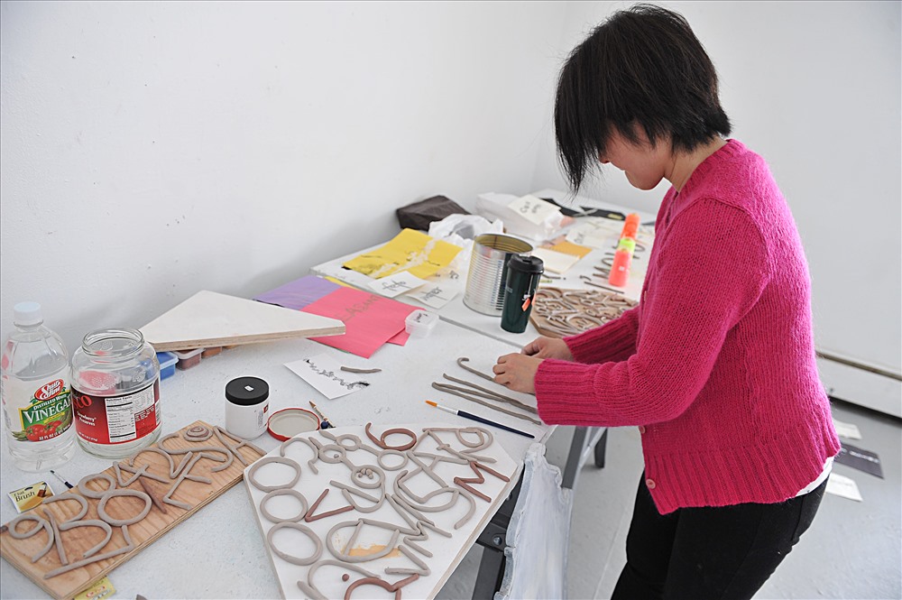 Nữ điêu khắc Junko Imada (Nhật Bản) là nghệ sĩ đương đại còn hoạt động ở nhiều lĩnh vực đa dạng khác, kể cả sắp đặt.