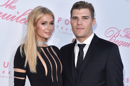 Paris Hilton suýt đánh mất chiếc nhẫn đính hôn vì mải mê nhảy trong hộp đêm.