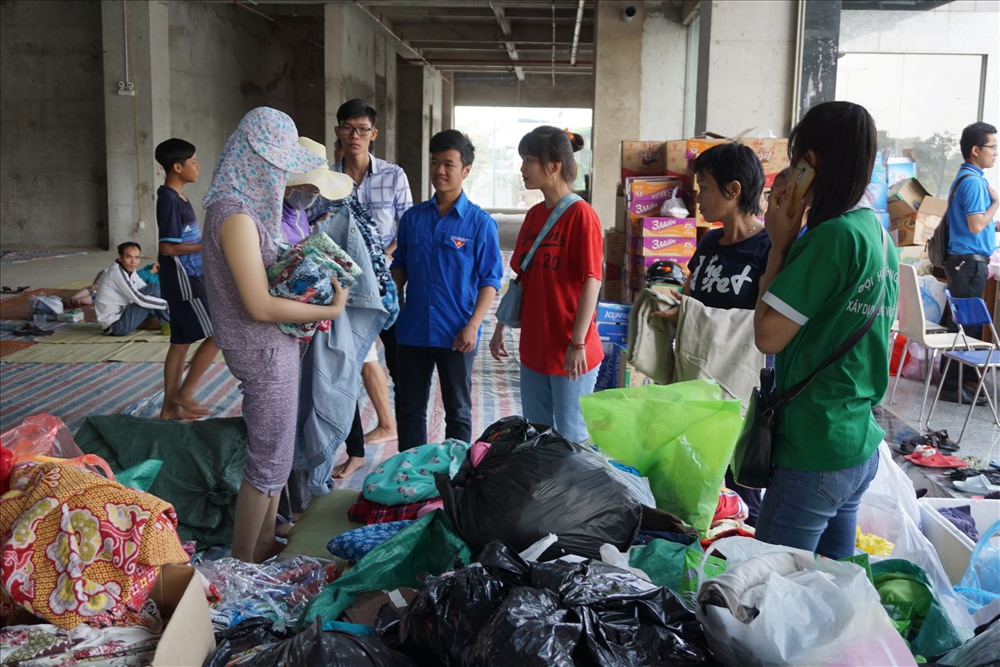 Cùng mền, mùng, quần áo cho người dân