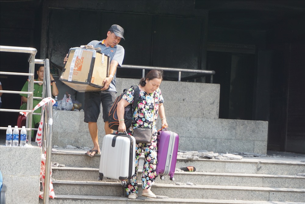 Sáng 24.3, người dân chung cư Carina Plaza quay trở về nhà di dời hành lý để niêm phong căn hộ.