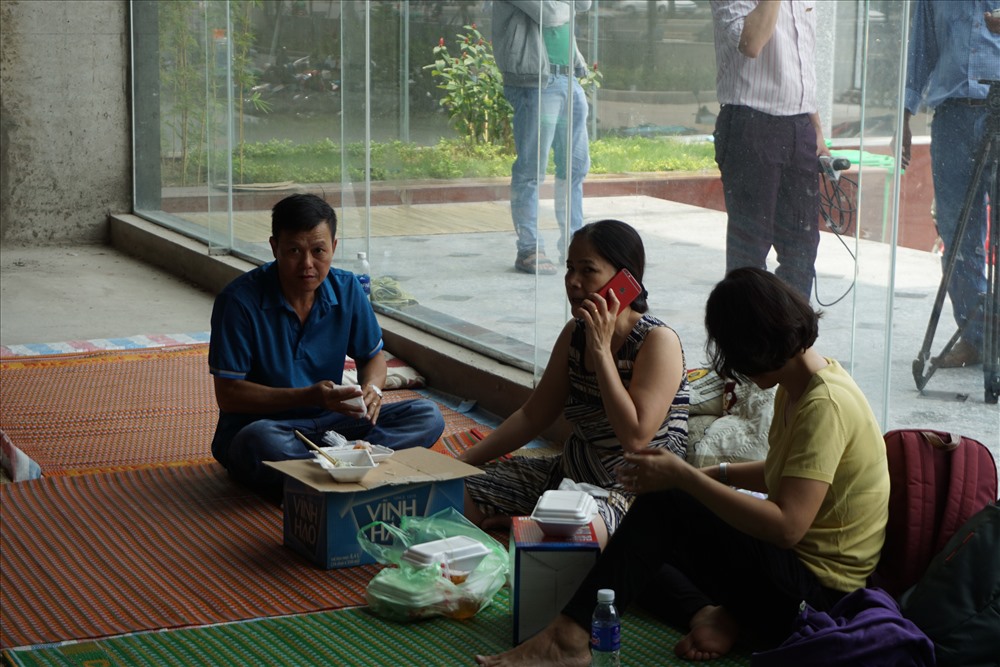 Sau khi vụ cháy xảy ra cơ quan chức năng đã bố trí người dân ở tạm tại chung cư đối diện