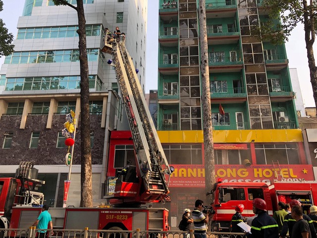Nhiều xe cứu hỏa đã được điều động đến hiện trường.