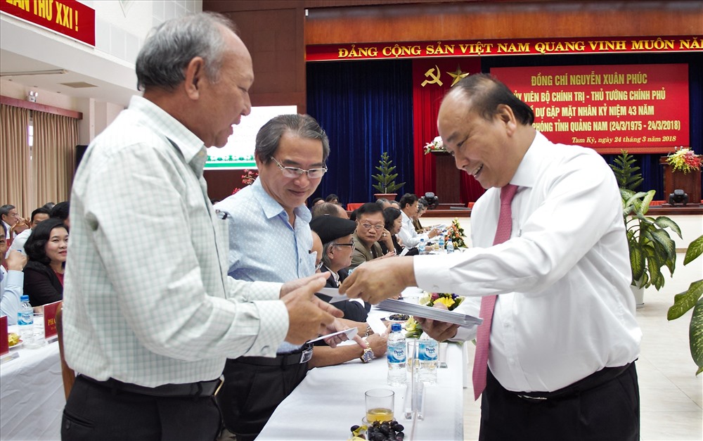 Thủ tướng tặng quà cho các cán bộ hưu trí tỉnh. Ảnh: LP